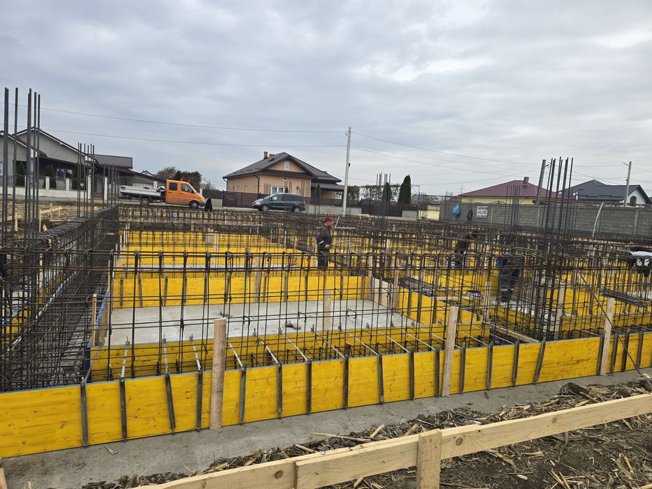 Construim case la roșu