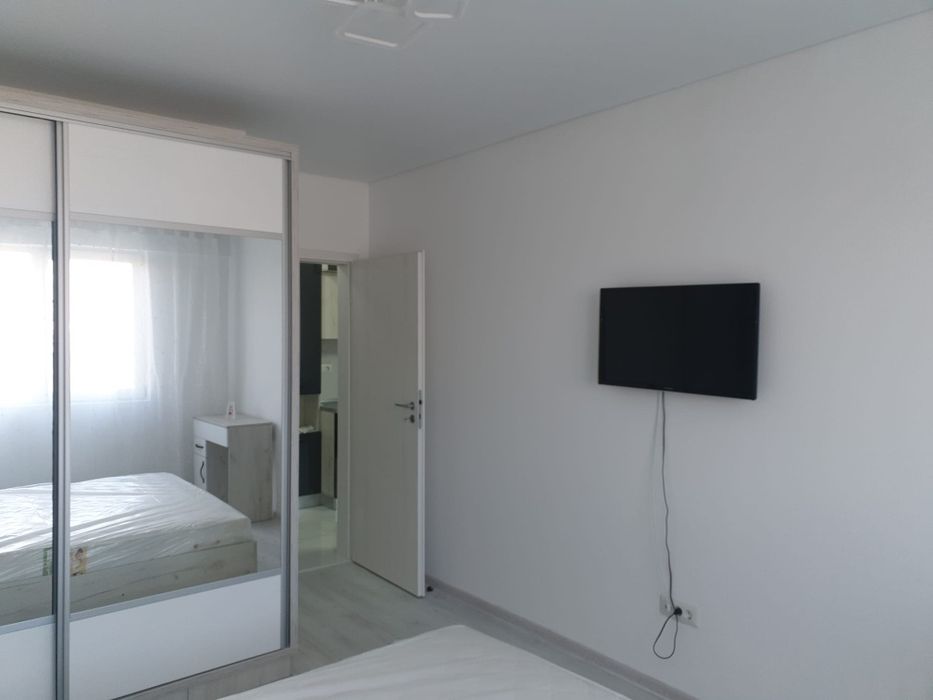 închiriez apartament