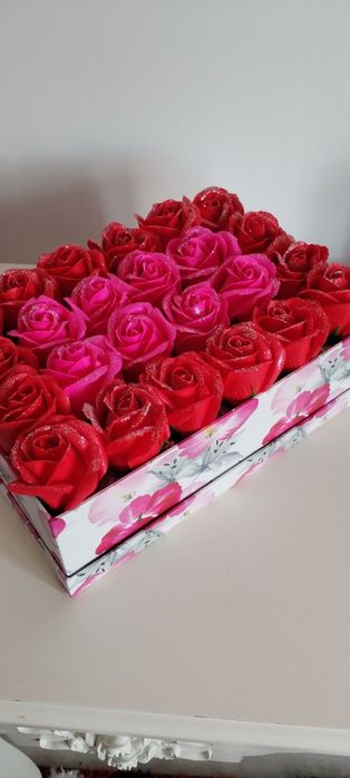 Vând aranjamente flori