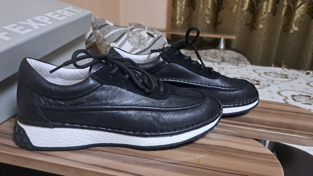 Женские кроссовки