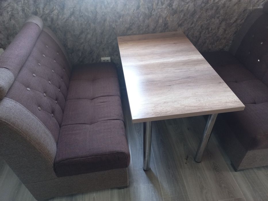 Диваны и стол стулья .