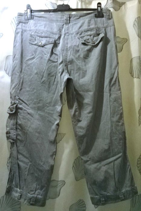 Pantaloni bumbac 3/4 gri degrade cu multe buzunare fermoare si capse