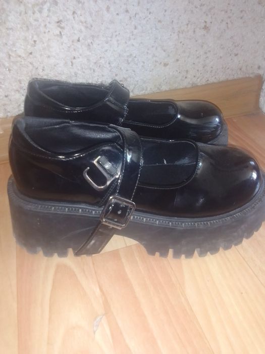 Продаю школьные туфли