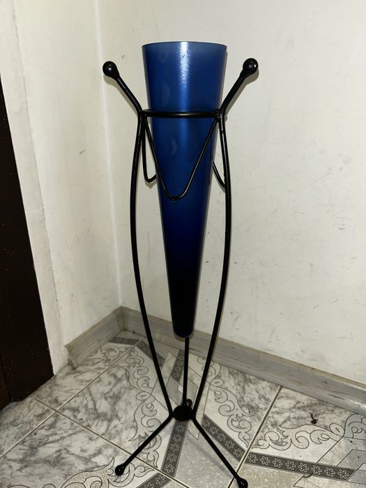 Декоративна подова ваза със стойка – модерен дизайн