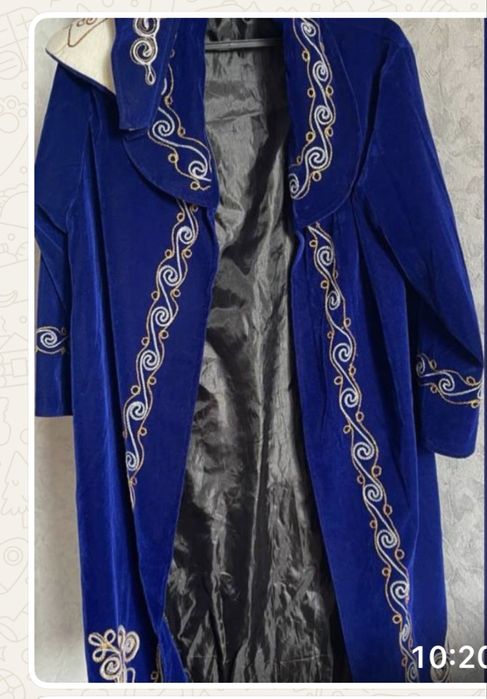 В продаже мужская национальная одежда.