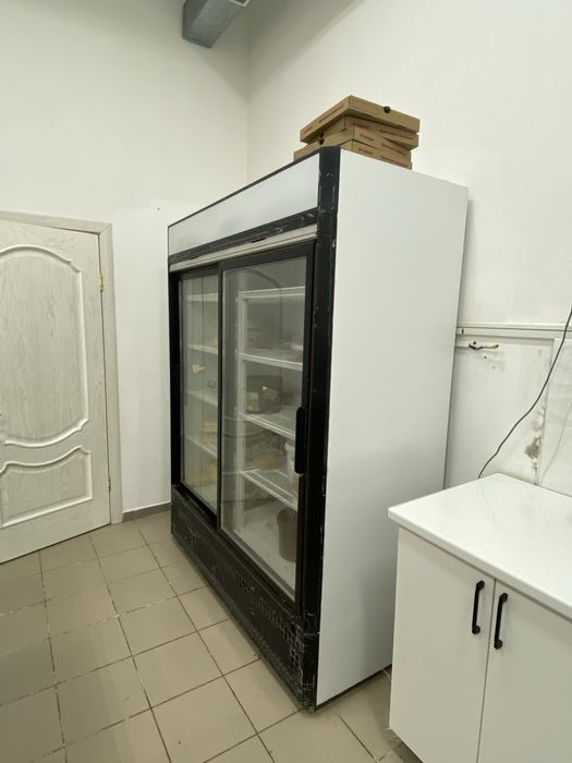 Продам витриный холодильник
