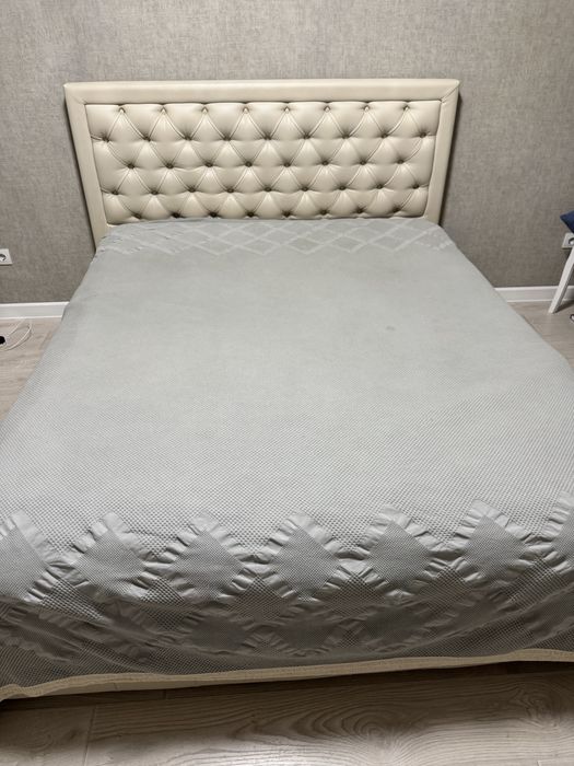 Кровать двуспальная