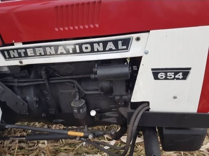 TRACTOR INTERNATIONAL 654 + Disc, Plug, grăpi, prăşitore