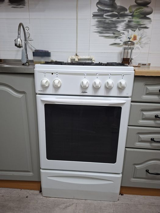 Продам газовую плиту с электрической духовкой