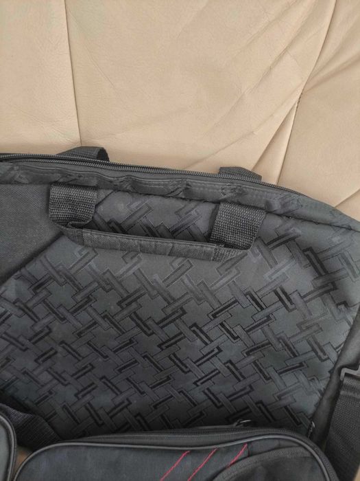 Genti laptop culoare negru.