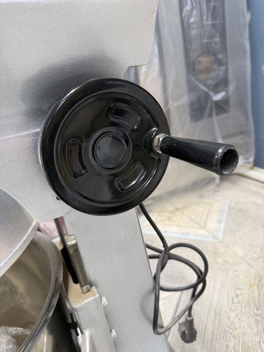 ПРОДАЕТЬСЯ НОВЫЙ планетарный миксер