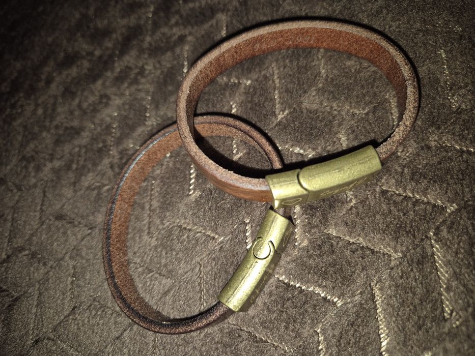 Vând două brățări din piele,model bărbătesc.