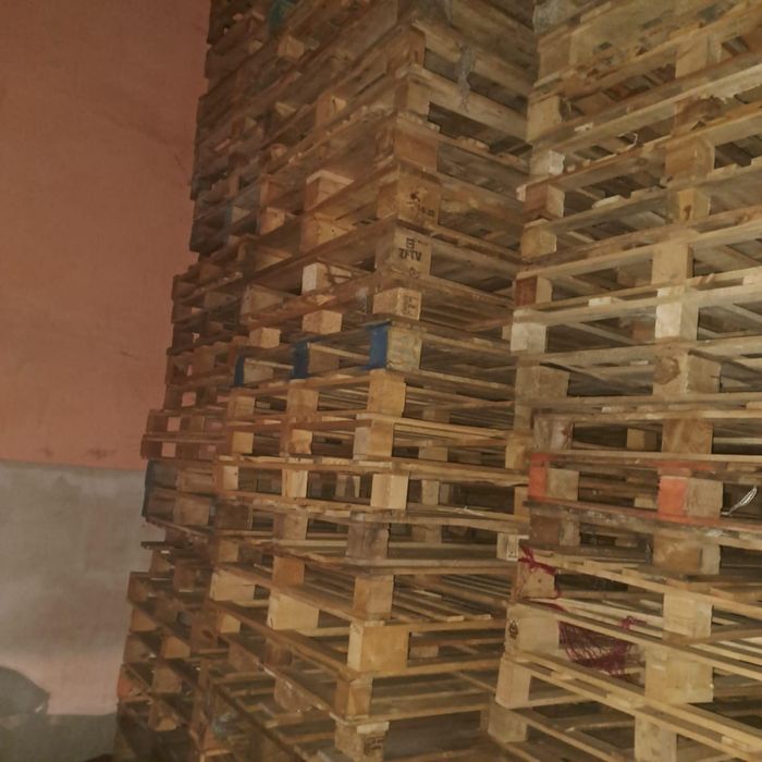 Vând 10000 de paleți!negociabil la cantități mari!