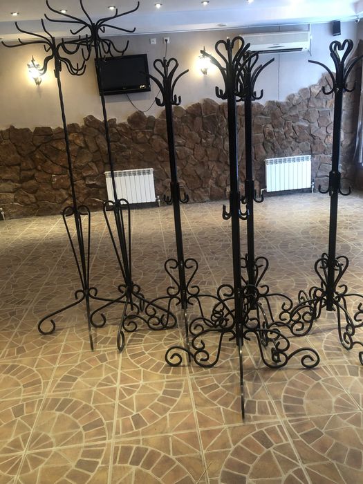 Очень добротные кованные вешалки