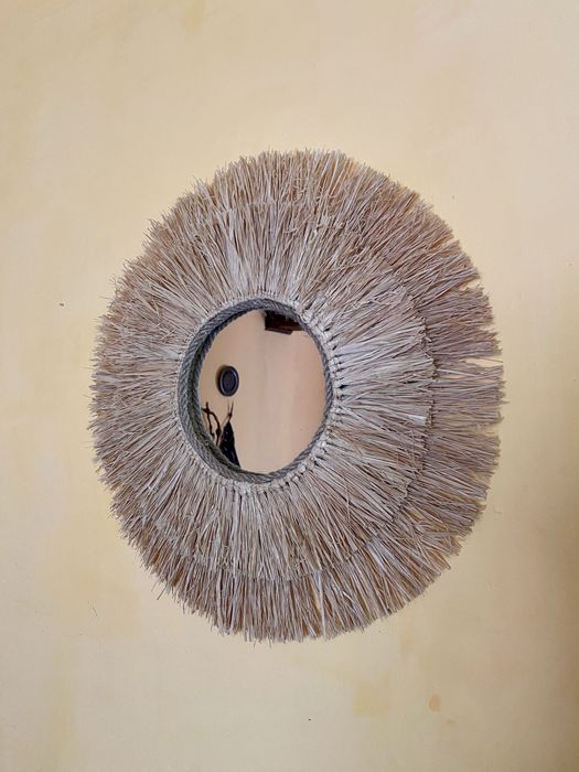 Огледало с рамка от естествена рафия – бохо акцент с характер!