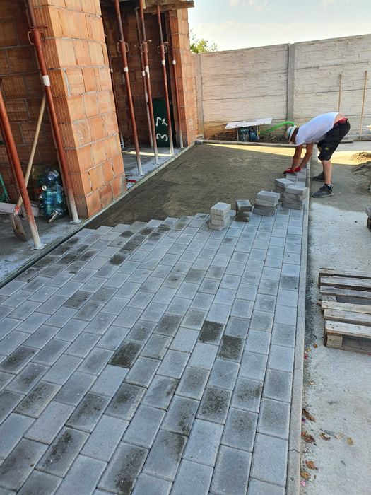 Execut diferite lucrari : sapături , terasamente cu excavator sau făra