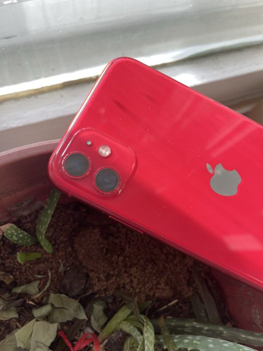 Продам айфон 11 на 128г красный