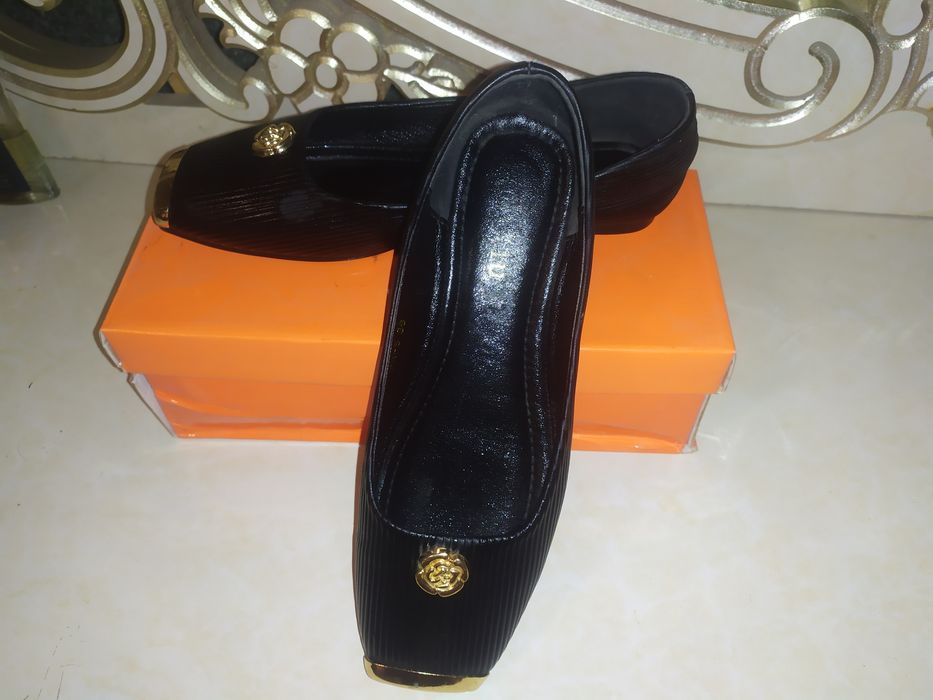 Ayollar va qizlar uchun yengil tufli