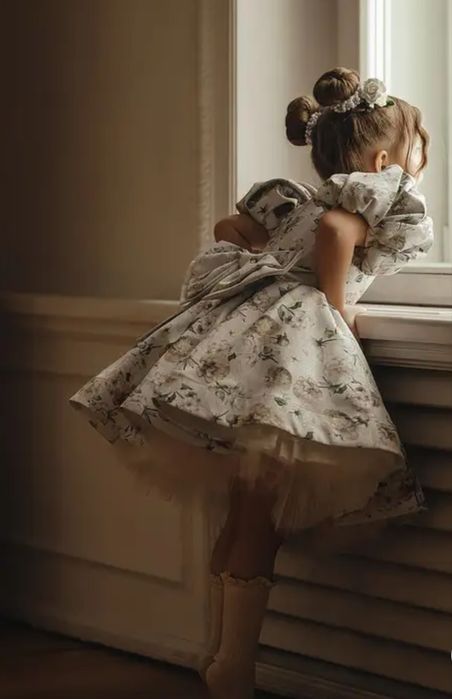 Продам шикарное платье для девочки размер 116-122