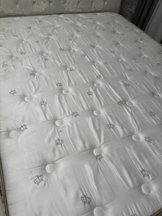 кровать с матрасом