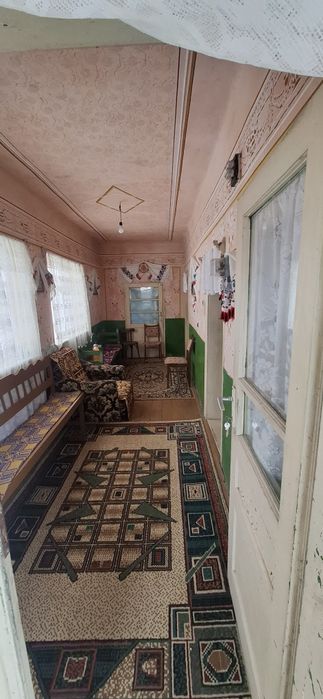Casa la tara de vanzare