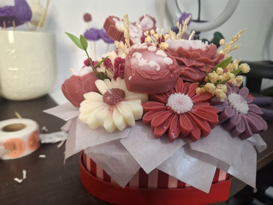 Lumânare artizanală tip buchet – cadou special
Buchet decorativ realiz
