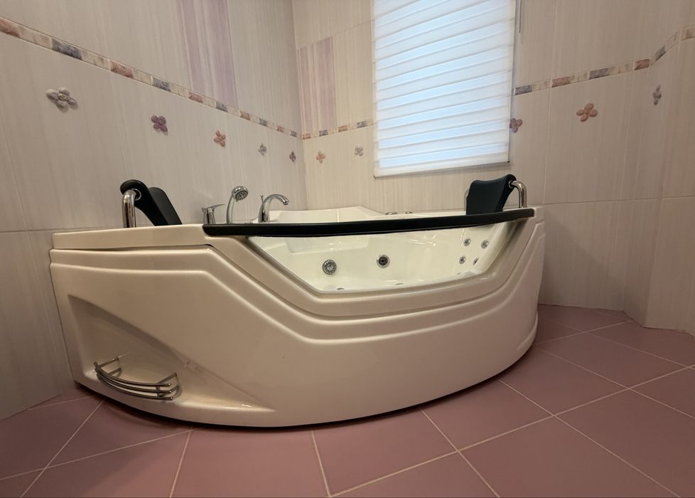 Cadă de colț LED cu hidromasaj Wellis 155 x 155 cm