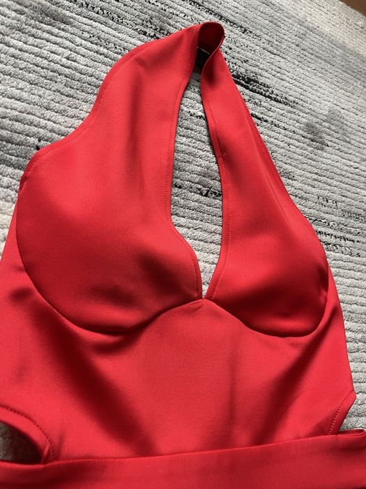 Червена дълга рокля