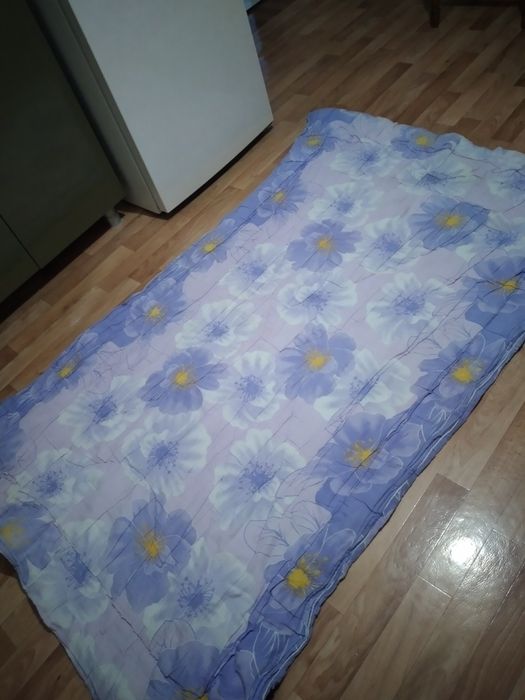 Отдам Одеяло за шоколадку.Теплое,хорошее.