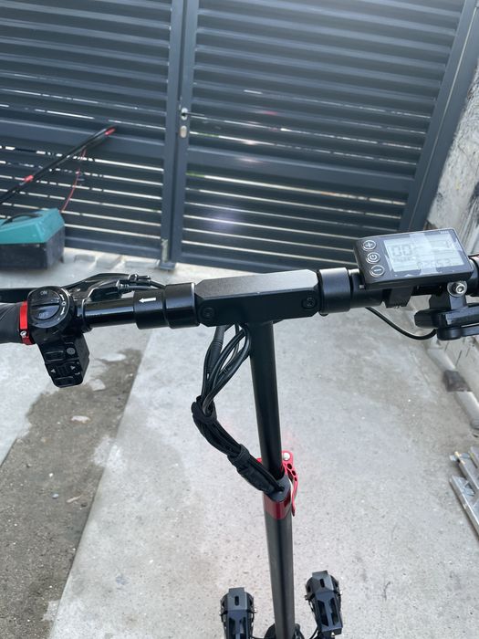 Vînd trotinetă puternică cu două motoare.