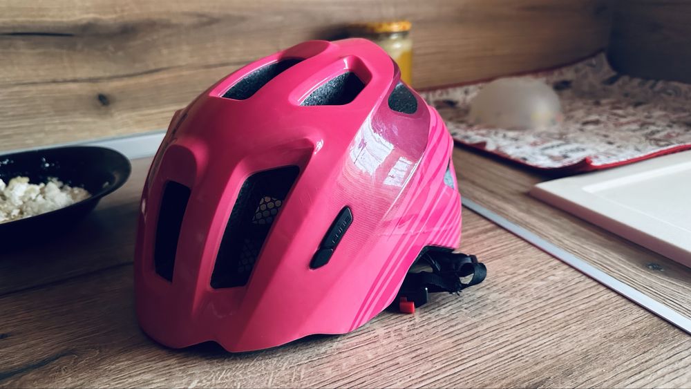 Детска каска Cube Fink с 11 вентилационни отвора