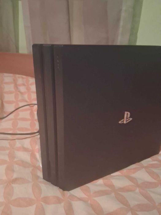 PS4 Pro 1TB с включени два джойстика и три игри