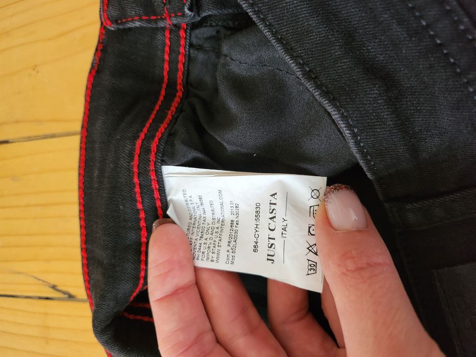 Бели дънки на Guess и Черна къса пола