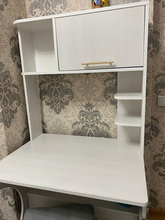 Продам школьный письменный стол