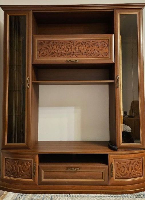 стенка для телевизора и комод с зеркалом