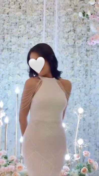 Белое платье с бусинами