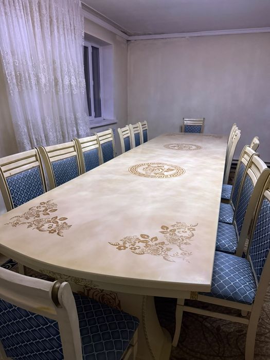 Стол со стульями