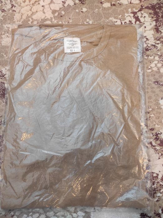 Tricou combat cu mânecă scurtă la baza gatului