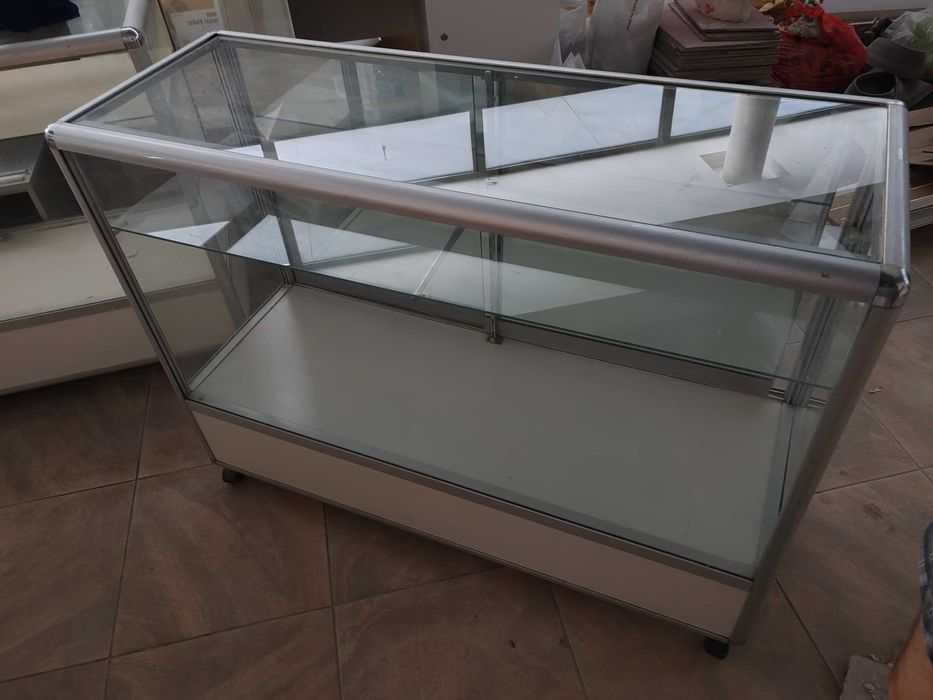 Витрина торговая в количестве 3 штук