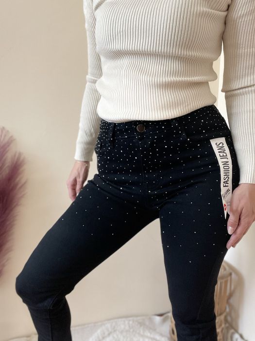 Черни дънки слим модел с камъни. Размери от ХС до ХЛ