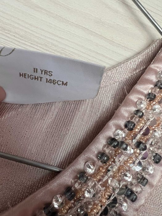 Момичешки рокли различни