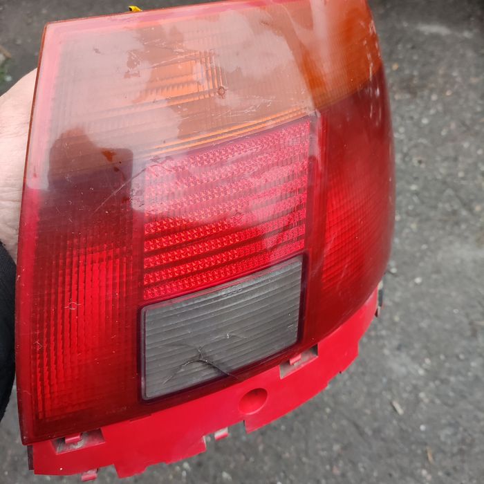 Задний фонарь на Ауди A-4  1995 г.