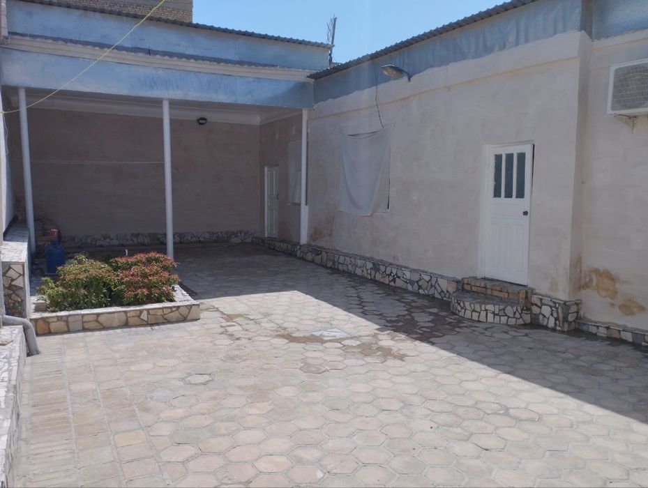 Эски шахарда   ховли сотилади. 2та хужалик яшашга мос.