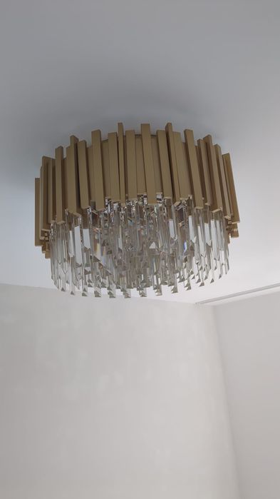 Lustre de vanzare