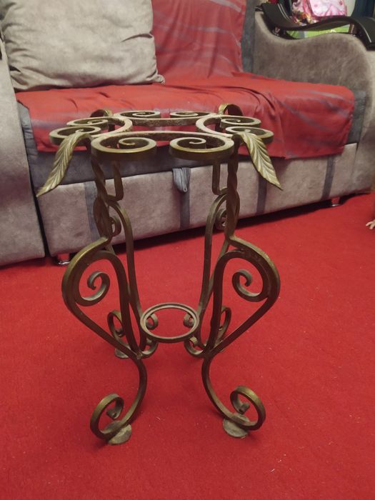 Кованая подставка под цветы