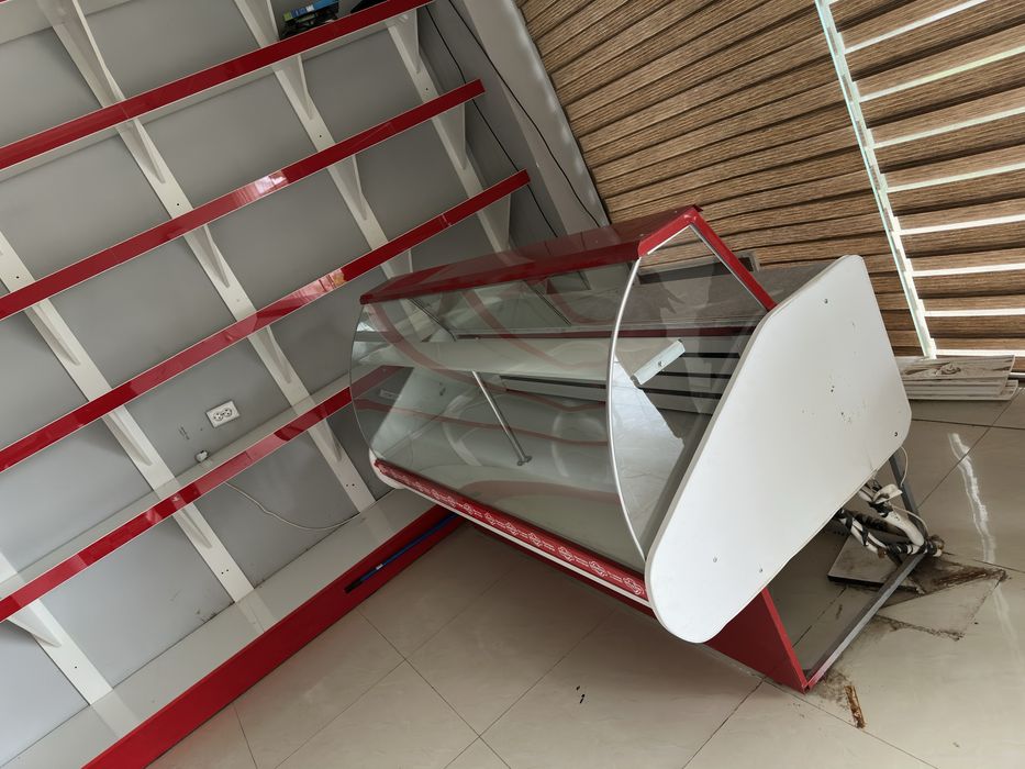 Vitrina polka sotiladi