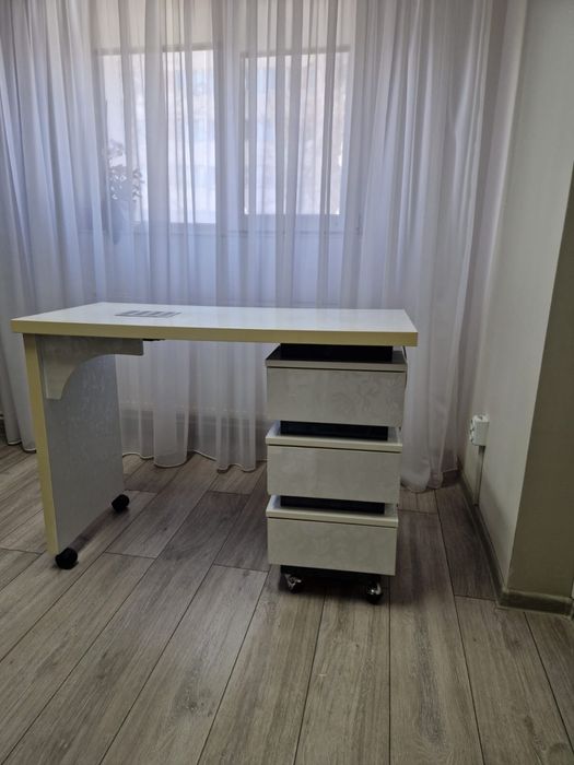 Masa manichiura profesionala