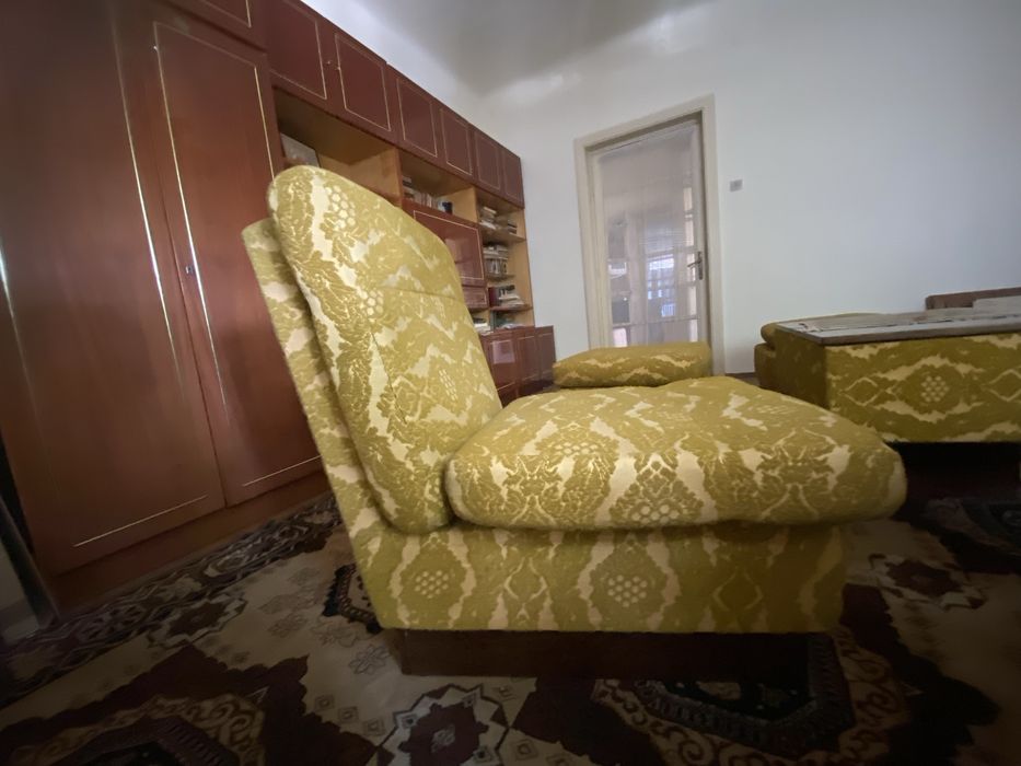 Set mobilier living vintage complet: canapea, fotolii, biblioteca si masuta - stare foarte buna.