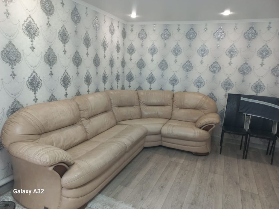 кожаный диван в идеальном состоянии