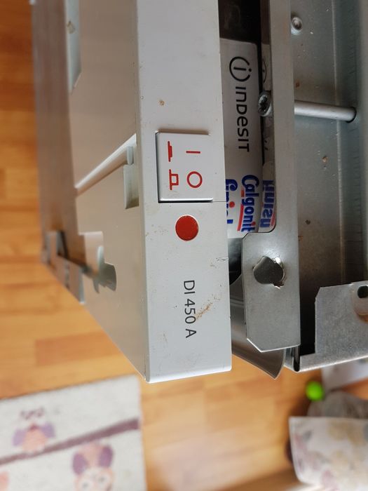 Съдомиялня Indesit за вграждане работеща